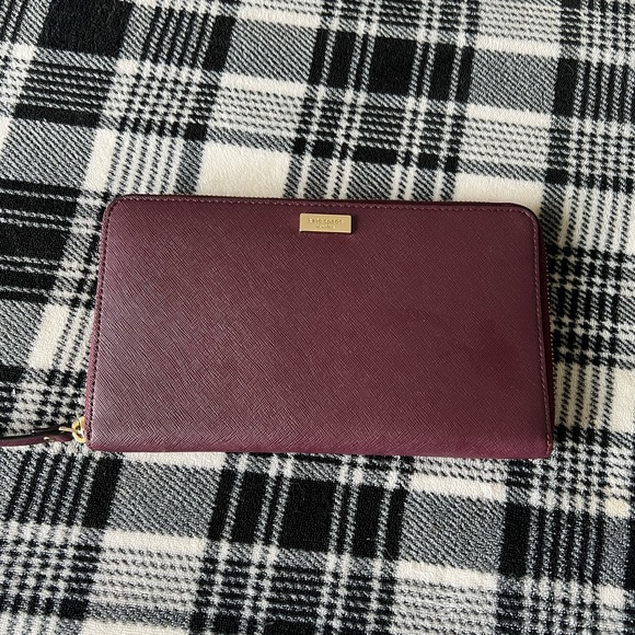 Kate Spade Travel Wallet - Picture 1 of 5